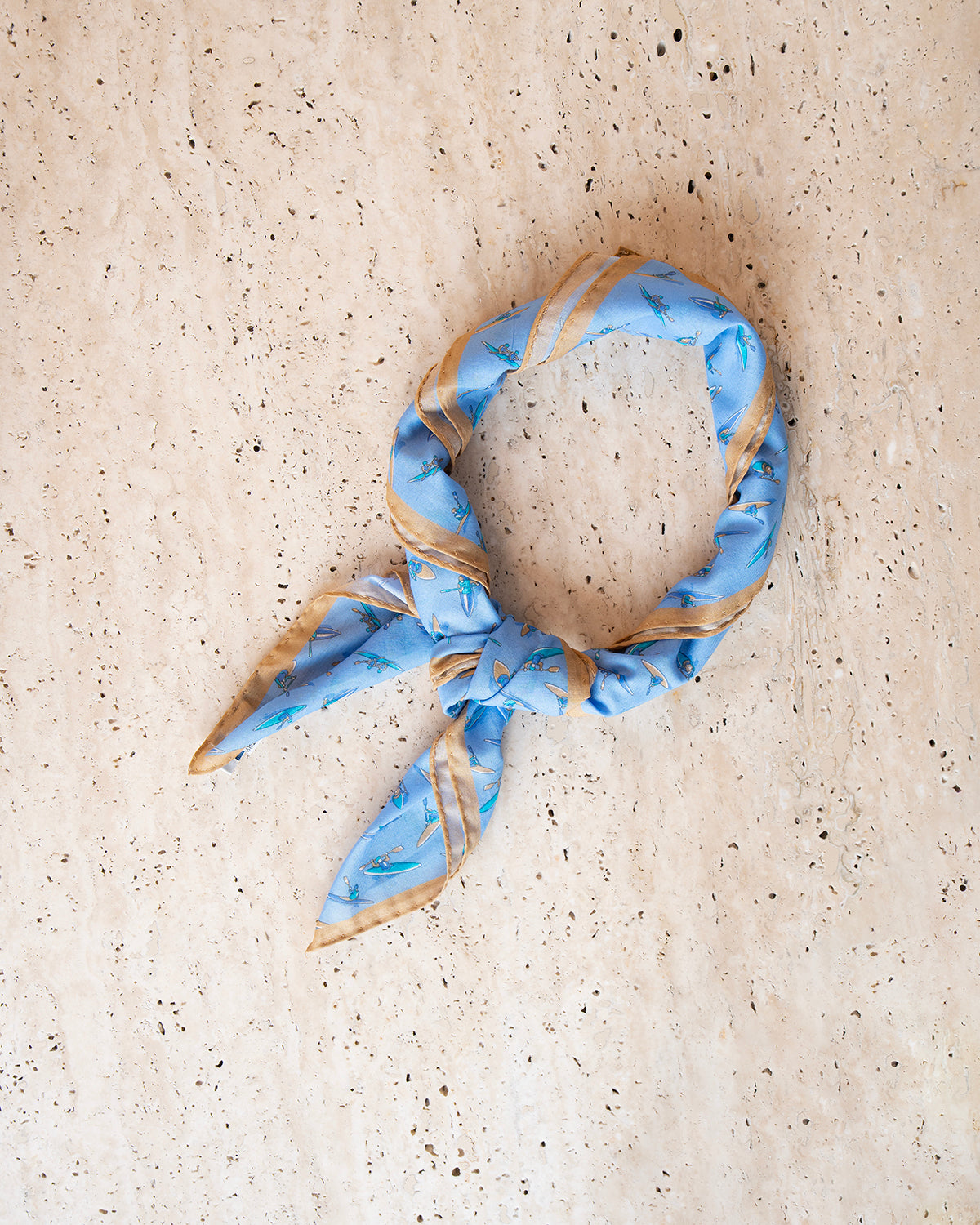 Niebieska bandana w kolorowe wzory