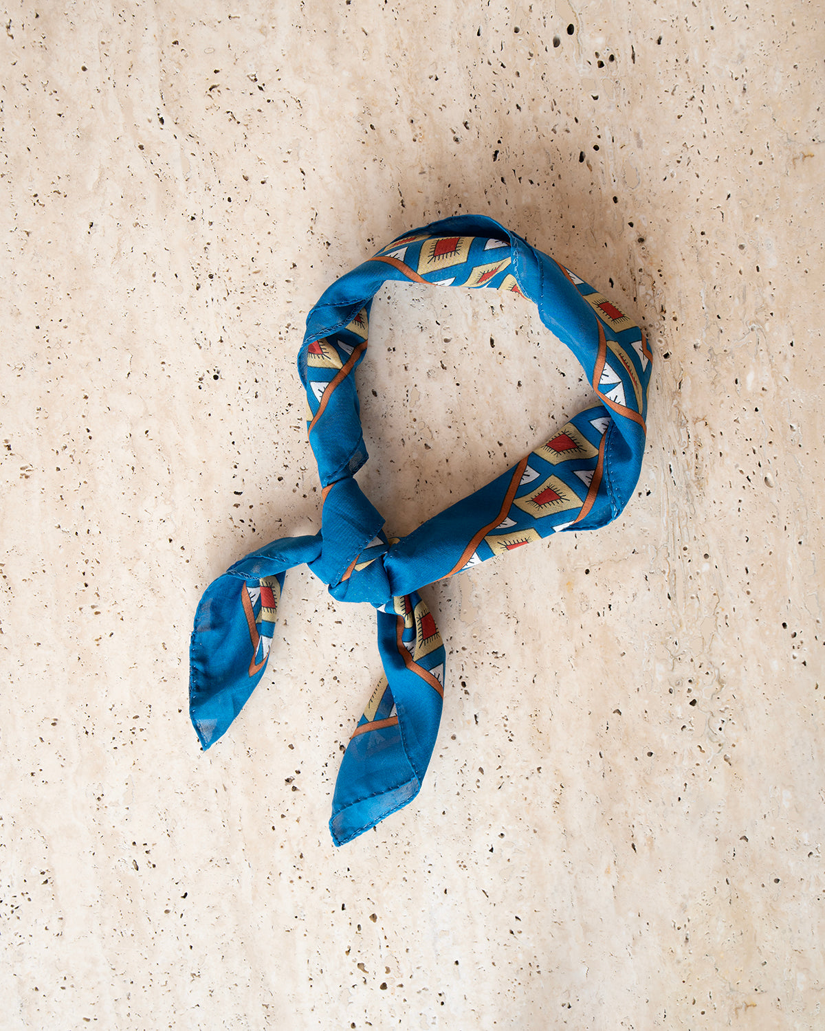 Niebieska bandana we wzory
