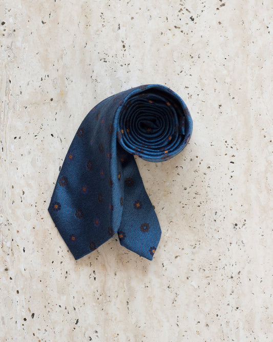 Niebieski krawat w ornamenty