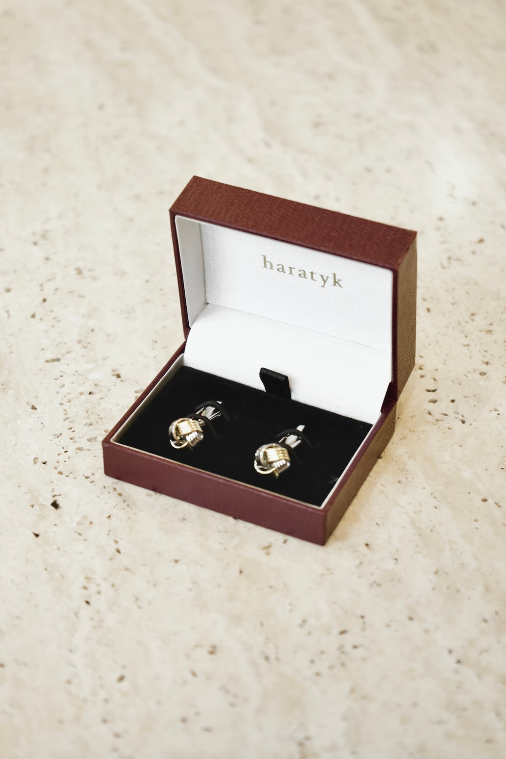 Złote spinki do mankietów