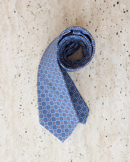 Błękitny krawat w małe ornamenty