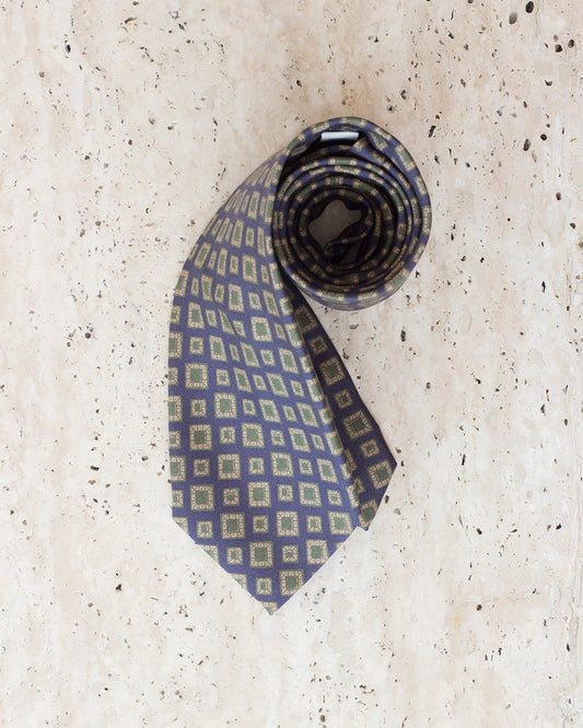 Granatowy krawat we wzory