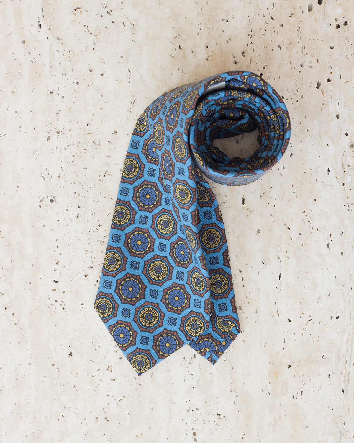 Niebieski jedwabny krawat w ornamenty