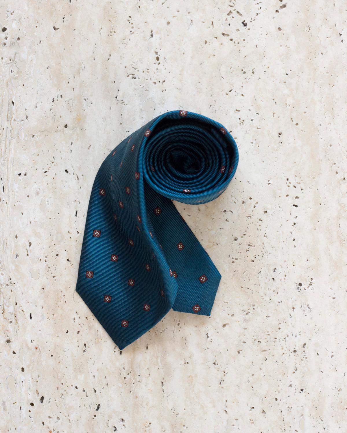 Niebieski jedwabny krawat w ornamenty