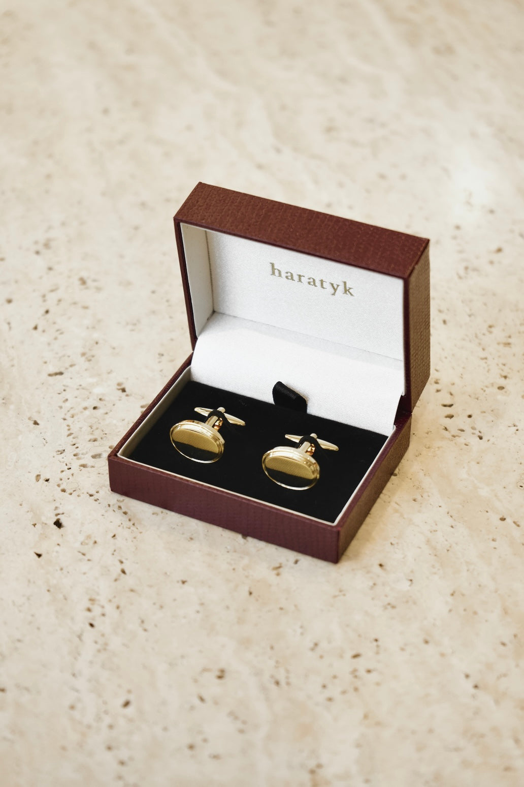 Złote spinki do mankietów