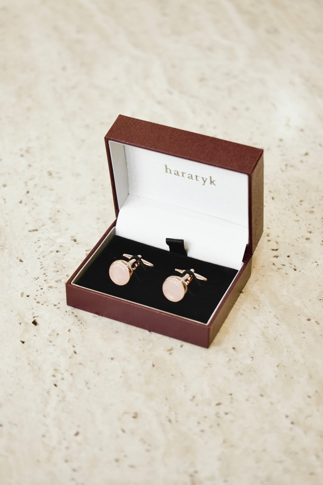 Złote spinki do mankietów z kamieniem