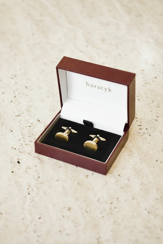 Złote spinki do mankietów