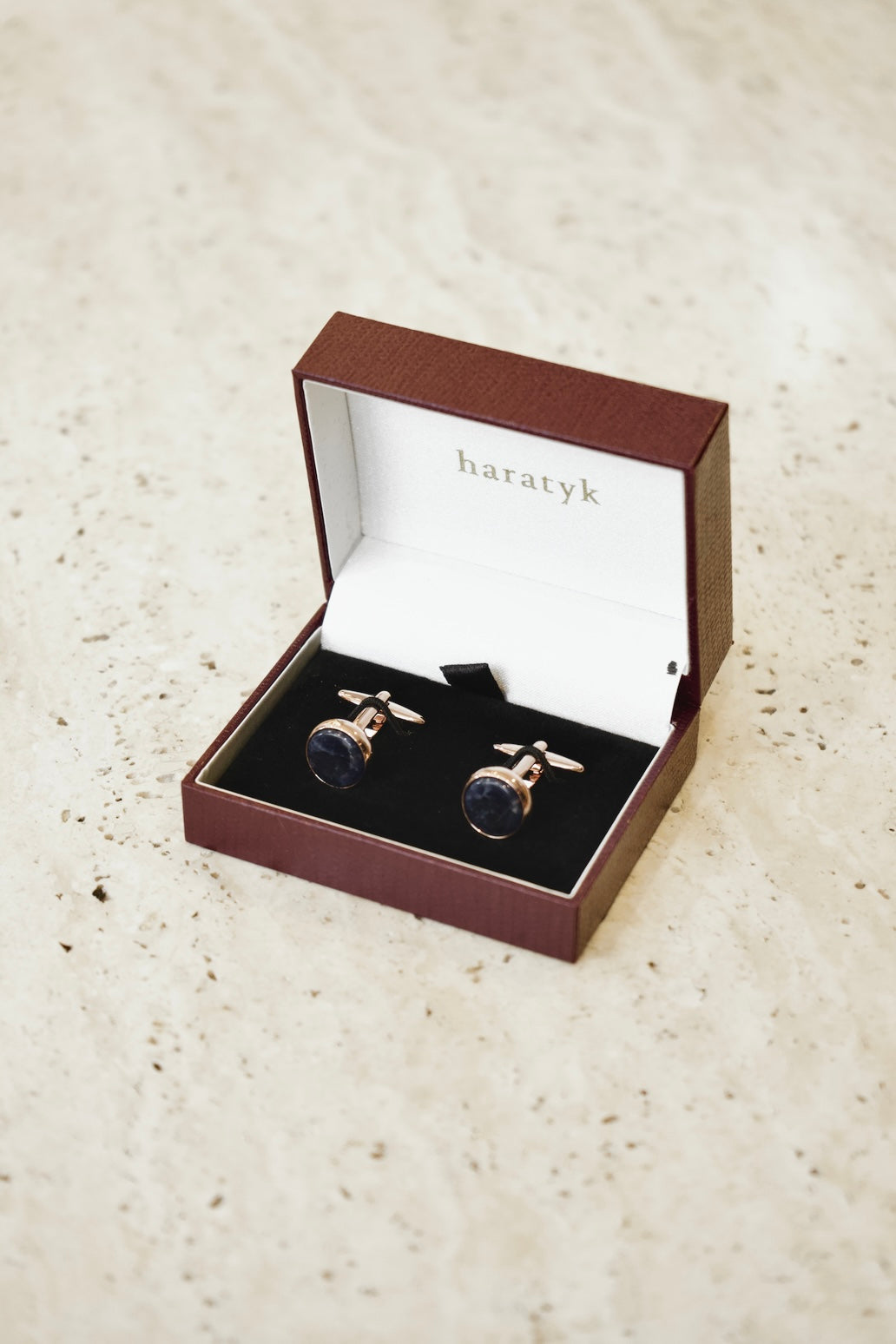 Złote spinki do mankietów z kamieniem